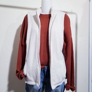 Nice Ivory knitted vest, full zip, side pockets, perfect to layer your o…